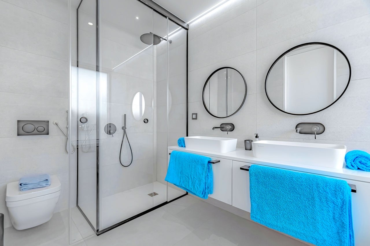 Principal bathroom